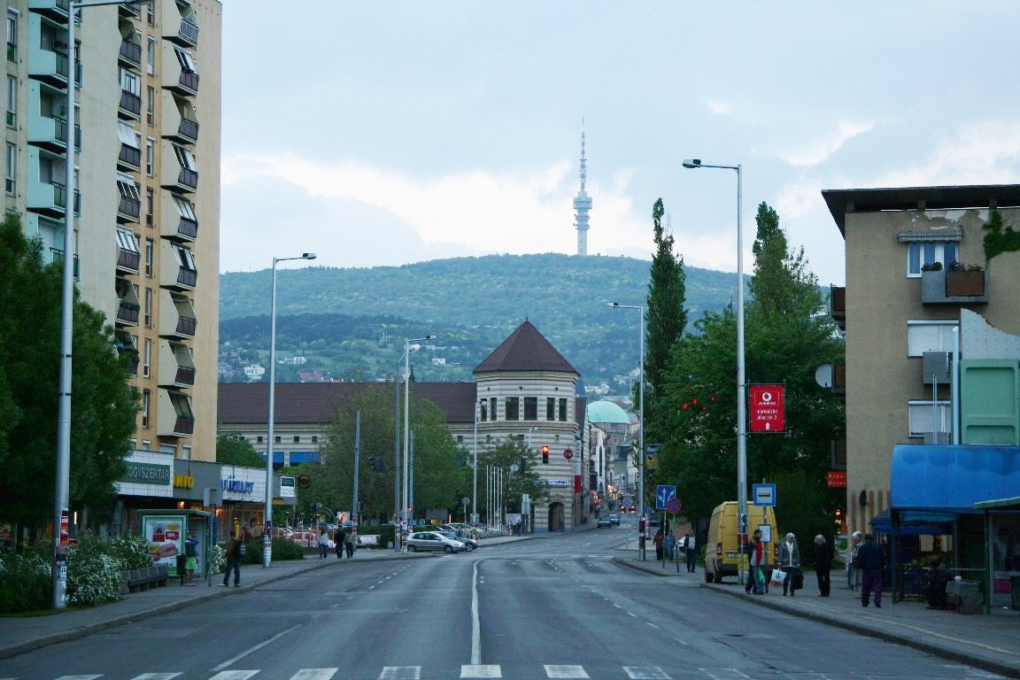 A pécsi tévétorony Magyarország legmagasabb épülete. A Mecsek 535 m magas Misina csúcsán áll.  