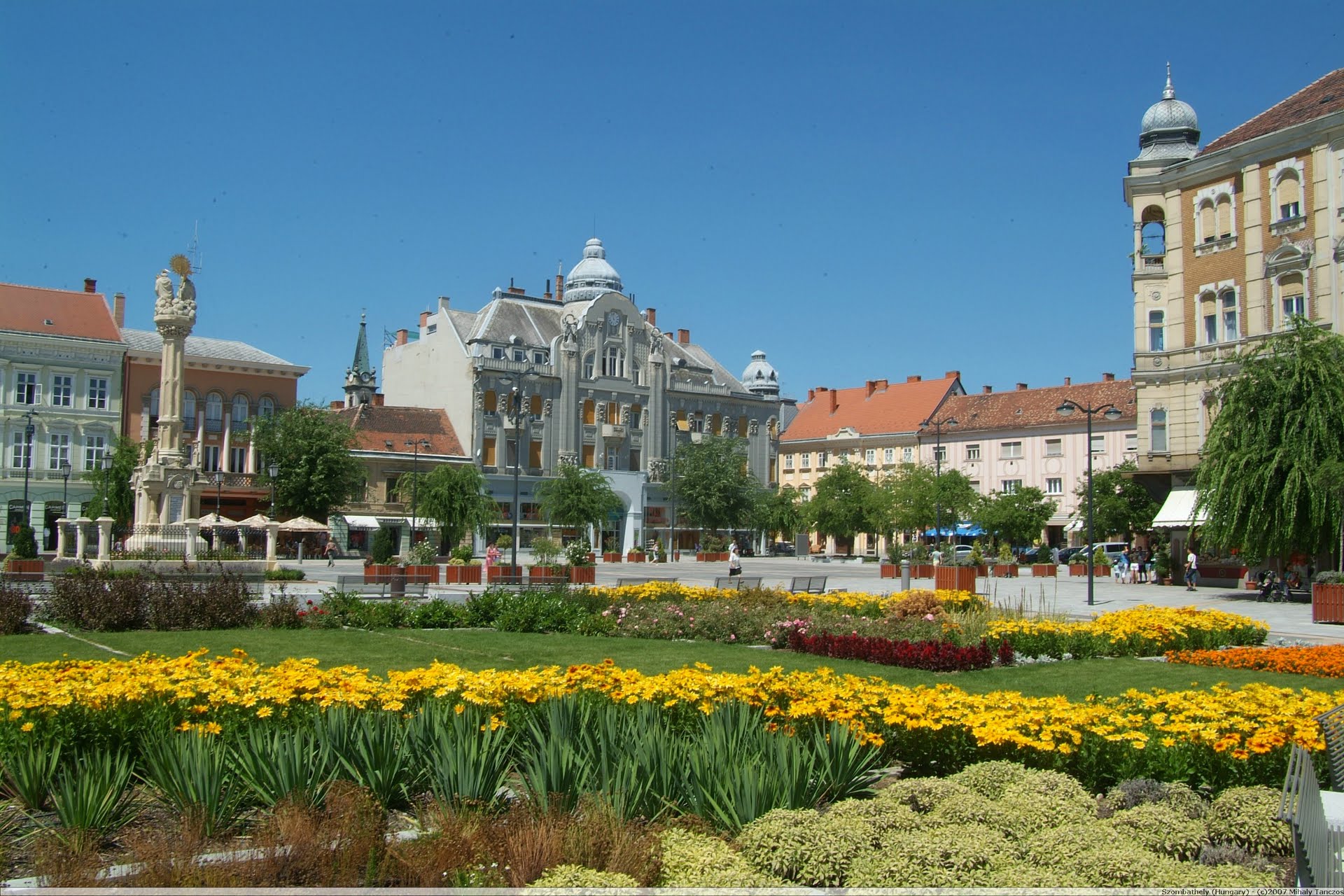 Szombathely Magyarország legrégibb alapítású városa, melyet a Nyugat királynőjének is neveznek, Vas megye székhelye. A város az Alpokalján fekszik, ott, ahol a Kisalföld sík vidékét az Alpokalja dombos-hegyes tájai váltják fel. Nevét onnan kapta, hogy a városban szombati napokon tartották a hetivásárokat.