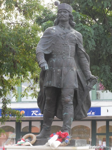 II. Rákóczi Ferenc vezérlőfejedelem<br>szobra Szécsényben