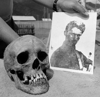 Barguzin, 1989. július 31. Petőfi Sándor feltételezett<br>koponyája és a róla készült egyetlen hiteles fénykép<br> a szibériai barguzini temetőben, a feltárás helyszínén