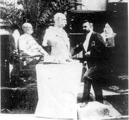 Zala Görgy Ferenc József császár szobrát alkotja