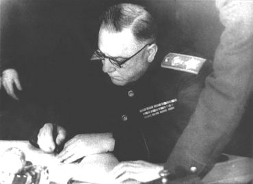 Vorosilov marsall aláírja a magyar-szovjet fegyverszüneti egyezményt