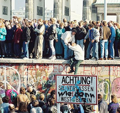 A berlini fal ledöntése