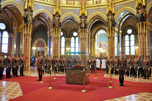 A Szent Koronát a Honvéd Koronaőrség őrzi a parlamentben