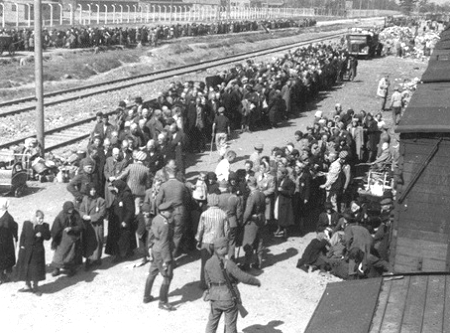 Magyar zsidókat szelektálnak Auschwitzban.<br>A háttérben a munkaszolgálatra alkalmatlanok,<br>idősek, nők és gyerekek menetelnek a krematórium felé.