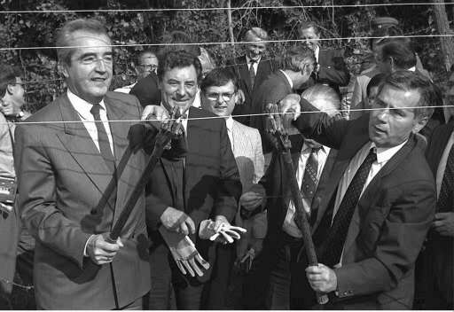 1989-ben az osztrák-magyar határon<br>Horn Gyula magyar és Alois Mock osztrák<br>külügyminiszter jelképesen<br>átvágta a vasfüggönyt.